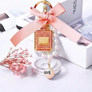 Keychain with bow and pearls